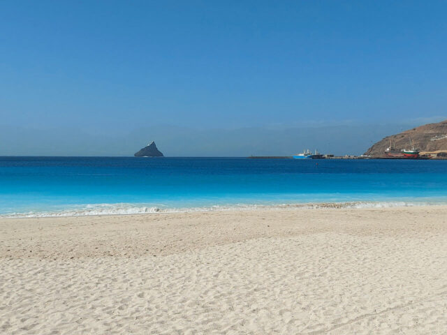 Pohled na pláž při plavbě na Kapverdy