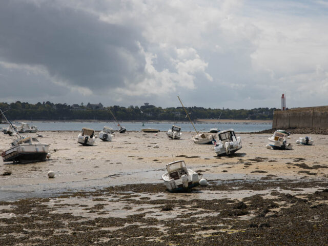 Pohled na krajinu z plavby na Normanské ostrovy